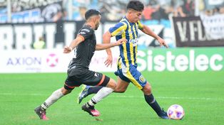 Kevin Ortiz domina en el partido ante Central Norte, en el debut canalla de la Copa Argentina 2023.