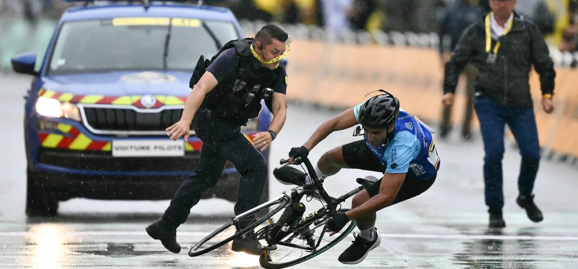 Un oficial del cuerpo de seguridad republicano francés aborda a un individuo que intenta cruzar la línea de meta minutos antes del sprint final de la 112ª edición de la carrera ciclista Tour de Francia, Valence, Francia. Fotografía: AFP/Getty Images Un oficial del cuerpo de seguridad republicano francés aborda a un individuo que intenta cruzar la línea de meta minutos antes del sprint final de la 112ª edición de la carrera ciclista Tour de Francia, Valence, Francia. Fotografía: AFP/Getty Images