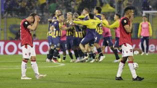 Los jugadores de Newells sufren la derrota ante Central.