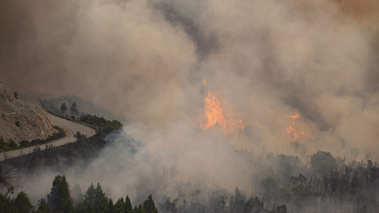 Impactantes imágenes del incendio forestal que consume el sur de Bariloche
