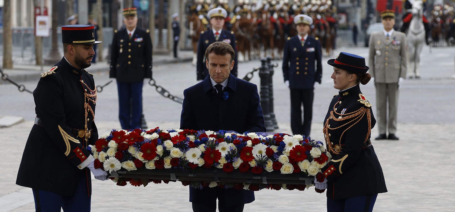 El presidente francés, Emmanuel Macron, colocará una ofrenda floral en la Tumba del Soldado Desconocido que se muestra debajo del Arco del Triunfo en París, el viernes 11 de noviembre de 2022, durante las conmemoraciones del 104º aniversario del Armisticio del 11 de noviembre de 1918, que puso fin a la Guerra Mundial.