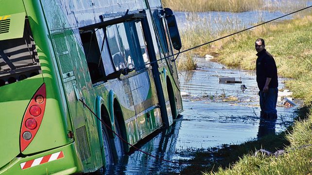 Tragedia vial. El coche de Rutamar volcó en la localidad de Vivoratá.