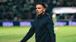 La trituradora no se detiene: Banfield despidió a Ariel Broggi