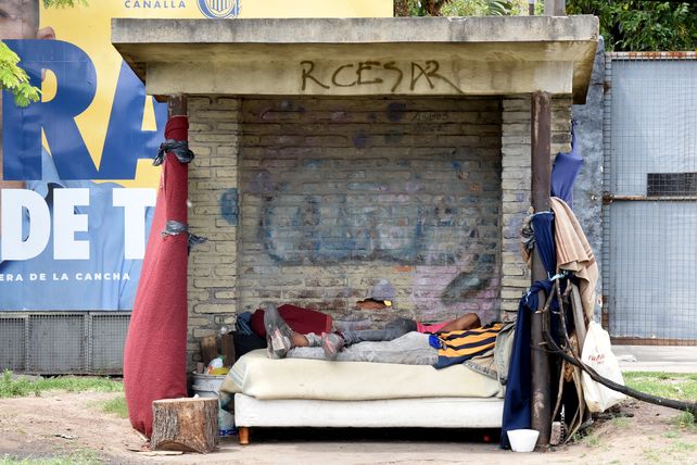 Cómo sobreviven a la ola de calor las 500 personas que están en situación de calle en Rosario