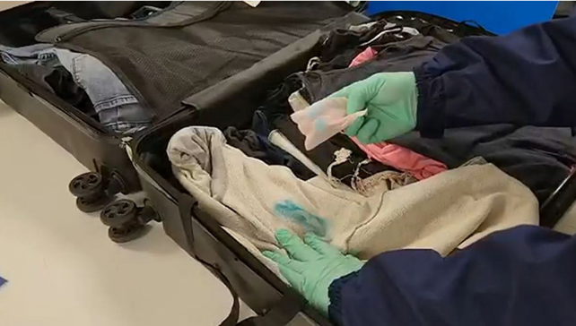 Una joven fue detenida en Ezeiza con 10 kilos de cocaína impregnada en la ropa de su valija