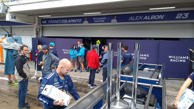 En el box de Williams trabajan contrarreloj para arreglar los autos. ¿Corre Franco Colapinto?