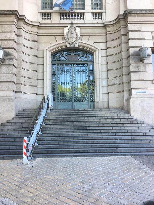 La escalera de la Aduana quedó con una sola baranda. La otra se la robaron el último sábado.