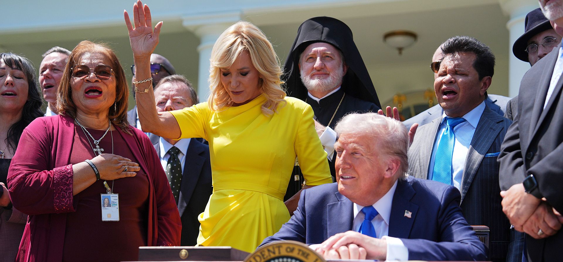 El presidente Donald Trump y líderes religiosos escuchan una actuación musical antes de firmar una orden ejecutiva durante el Día Nacional de la Oración en el Jardín de Rosas de la Casa Blanca, el 1 de mayo de 2025, en Washington. (Foto AP/Evan Vucci, Archivo) El presidente Donald Trump y líderes religiosos escuchan una actuación musical antes de firmar una orden ejecutiva durante el Día Nacional de la Oración en el Jardín de Rosas de la Casa Blanca, el 1 de mayo de 2025, en Washington. (Foto AP/Evan Vucci, Archivo)
