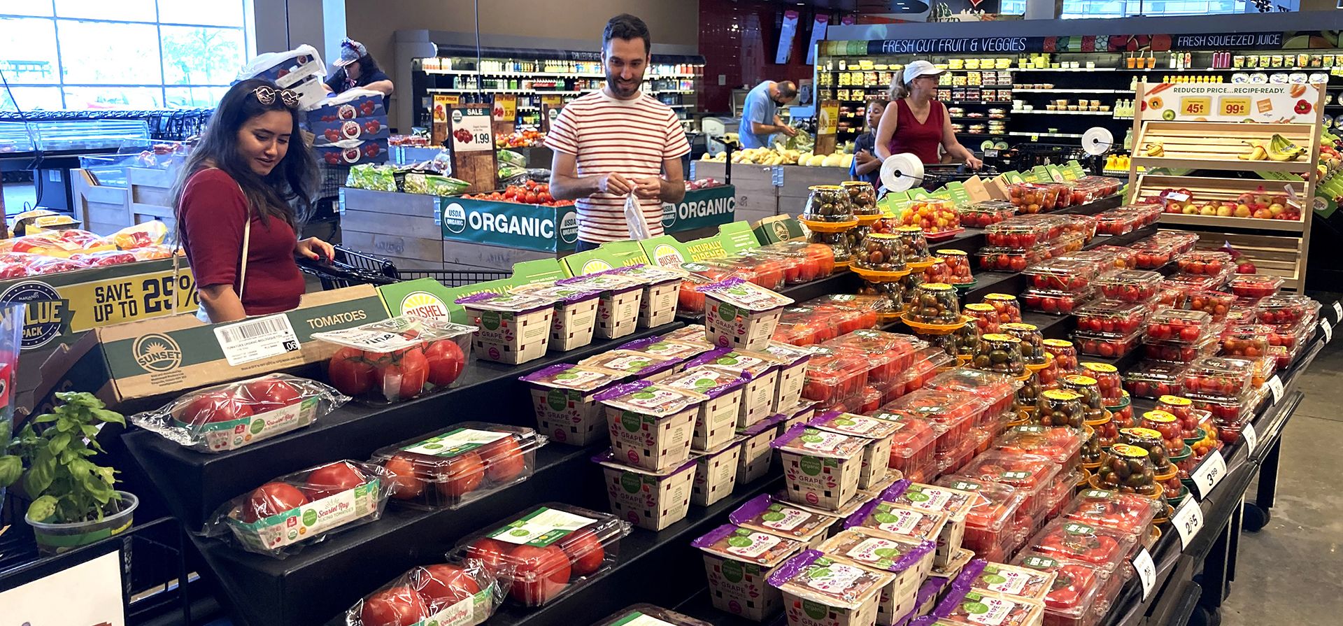Clientes compran en una tienda de comestibles en Glenview, Illinois, el lunes 4 de julio de 2022. Los consumidores gastaron un poco más en agosto que el mes anterior, una señal de que la economía se mantiene incluso cuando la inflación eleva los precios de los alimentos, el alquiler y otros esenciales Los estadounidenses aumentaron sus gastos en tiendas y servicios como cortes de cabello en un 0,4% en agosto, después de que cayeron un 0,2% en julio, dijo el Departamento de Comercio el viernes 30 de septiembre.