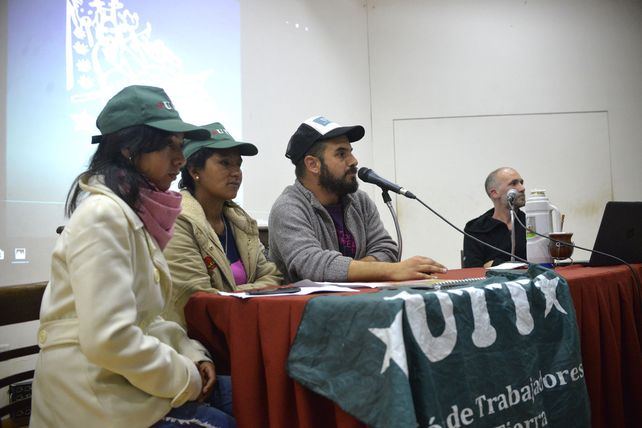 Trabajadores de la tierra junto a Julián Stopello integrante de Cause.&nbsp; 