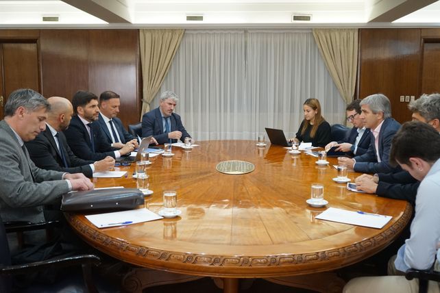 El gobernador Pullaro, junto a los ministros Olivares (Economía), Enrico (Obras Públicas) y Puccini (Desarrollo Productivo), cuando se reunieron con Caputo, jefe del Palacio de Hacienda de la Nación.