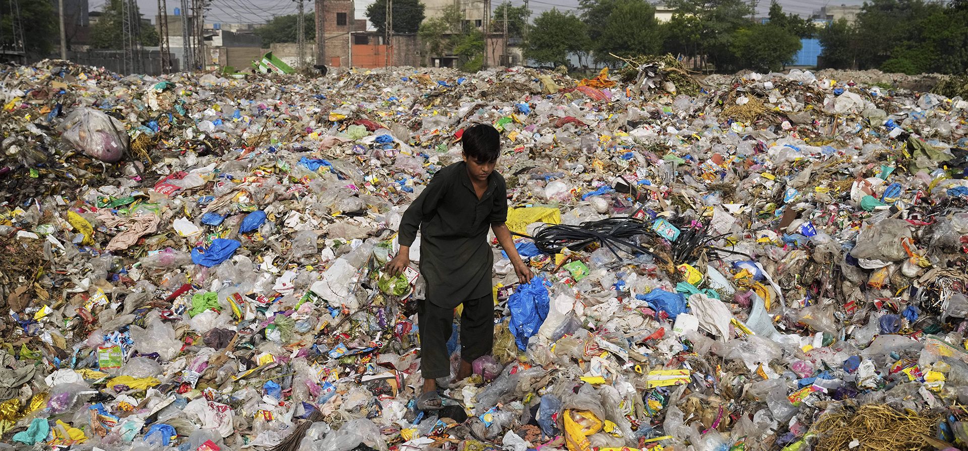 Un recolector de basura recoge artículos reciclables, incluyendo plástico, de un vertedero en Lahore, Pakistán, el jueves 7 de agosto de 2025. (Foto AP/K.M. Chaudary) Un recolector de basura recoge artículos reciclables, incluyendo plástico, de un vertedero en Lahore, Pakistán, el jueves 7 de agosto de 2025. (Foto AP/K.M. Chaudary)