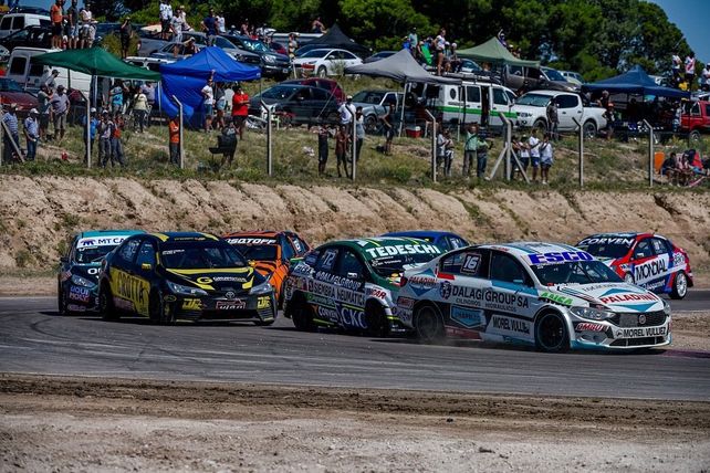 Tras un sábado complicado, gran carrera del de Capitán Bermúdez Fabián Yannantuoni, 4º tras duras peleas. como la del comienzo con el rosense Lucas Tedeschi.