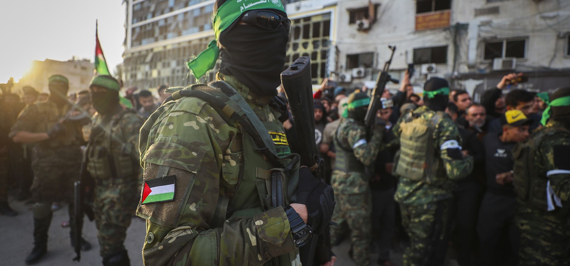 Milicianos de Hamás en el momento en que vehículos de la Cruz Roja buscaban a rehenes israelíes que iban a ser liberadas como parte del acuerdo de cese al fuego entre Israel y Hamás, en Ciudad de Gaza, el 19 de enero del 2025. (AP foto/Abed Hajjar) Milicianos de Hamás en el momento en que vehículos de la Cruz Roja buscaban a rehenes israelíes que iban a ser liberadas como parte del acuerdo de cese al fuego entre Israel y Hamás, en Ciudad de Gaza, el 19 de enero del 2025. (AP foto/Abed Hajjar)