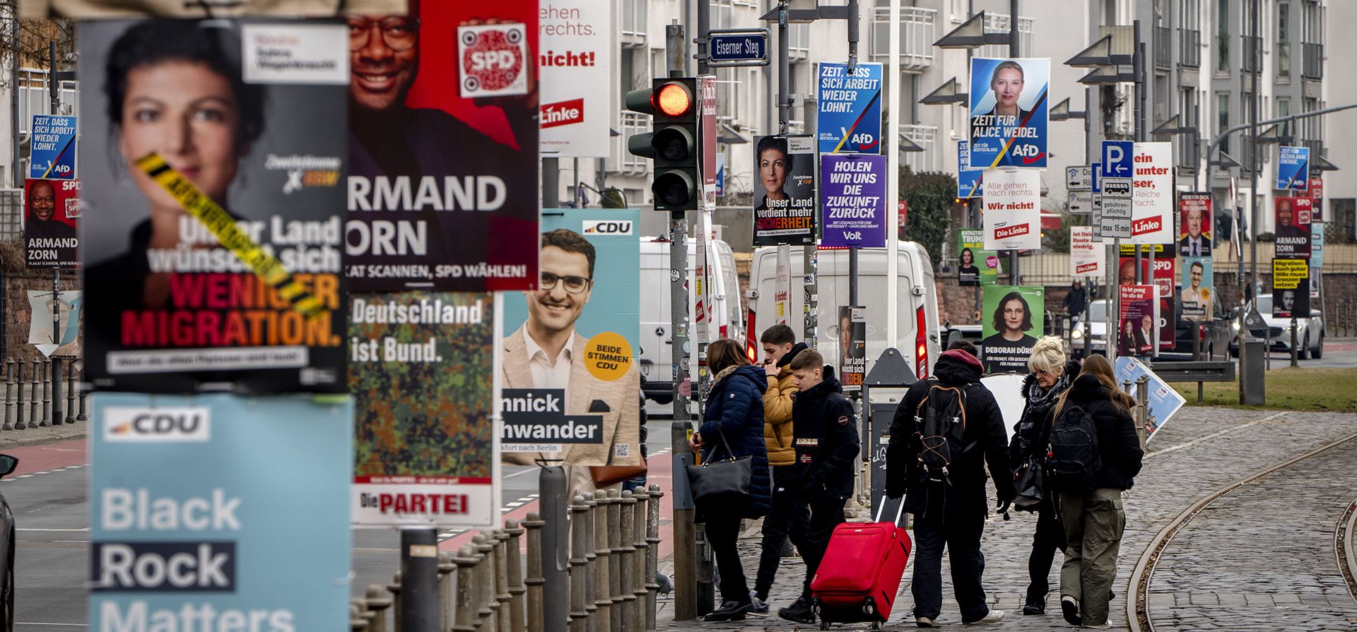 Carteles electorales de varios partidos se colocan en postes de luz en el centro de Frankfurt, Alemania, el jueves 20 de febrero de 2025. (Foto AP/Michael Probst) Carteles electorales de varios partidos se colocan en postes de luz en el centro de Frankfurt, Alemania, el jueves 20 de febrero de 2025. (Foto AP/Michael Probst)