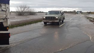 La ruta nacional 34 se cerró este domingo por el exceso de agua de lluvia.