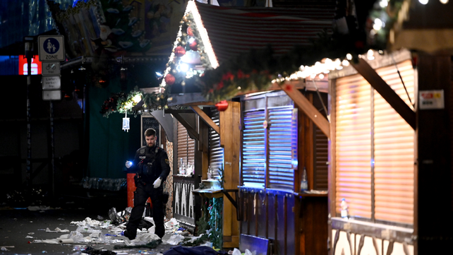 Un policía trabaja en el mercado navideño donde ocurrió la masacre, al este de Alemania.