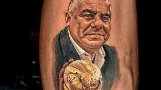 El presidente de la AFA, Claudio Chiqui Tapia, mostró varios tatuajes que la gente se hizo tras ganar el Mundial.