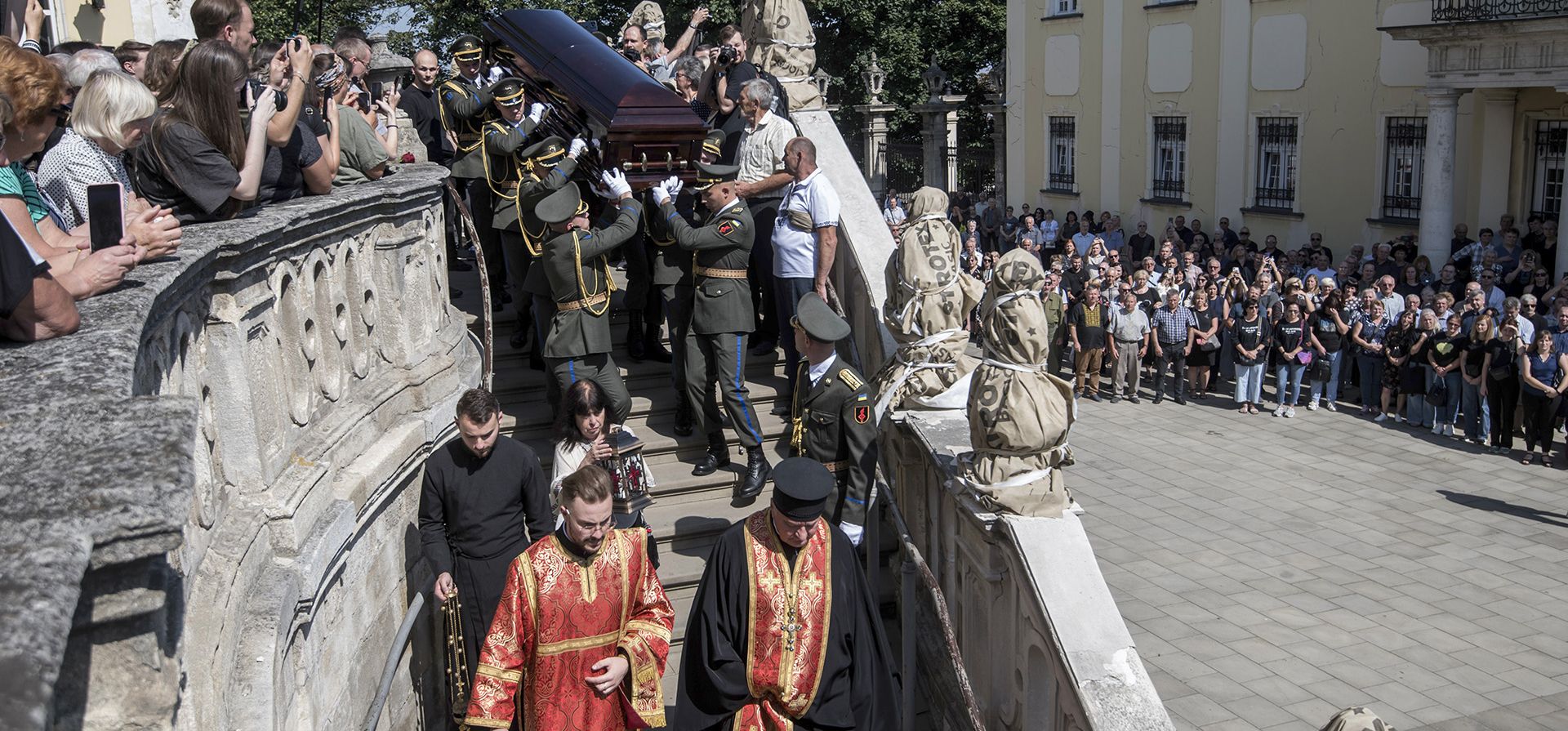 Soldados cargan el ataúd del expresidente del parlamento ucraniano, Andriy Parubiy, asesinado el sábado pasado en Lviv, Ucrania, el martes 2 de septiembre de 2025. (Foto AP/Vladyslav Musiienko) Soldados cargan el ataúd del expresidente del parlamento ucraniano, Andriy Parubiy, asesinado el sábado pasado en Lviv, Ucrania, el martes 2 de septiembre de 2025. (Foto AP/Vladyslav Musiienko)