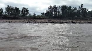 En épocas normales, la parte más alta de la malla protectora tiene 3 metros de agua arriba.