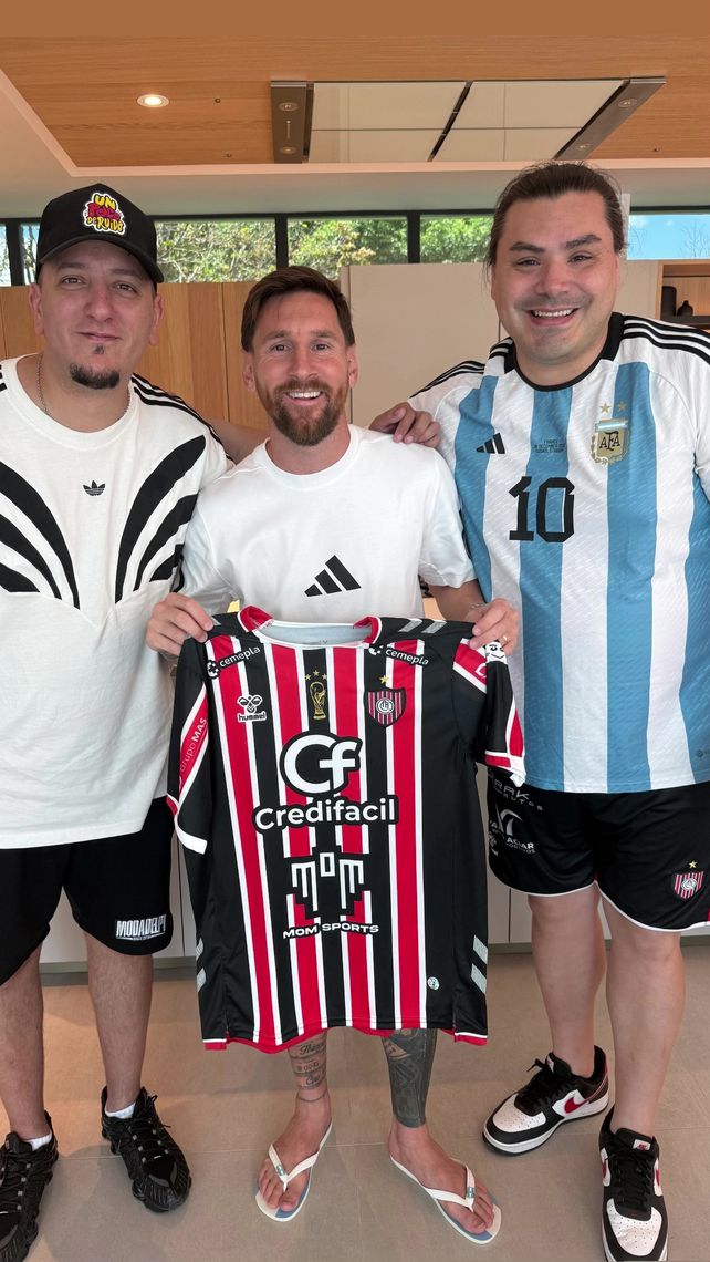 El ídolo rosarino consiguió una nueva casaca para su colección.