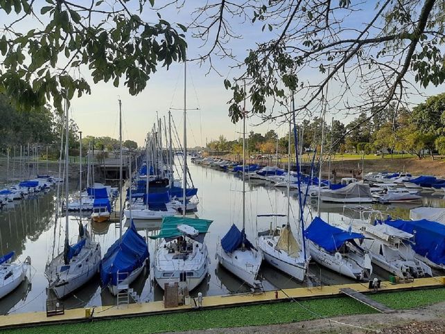 Un incendio consumió uno de los depósitos del Club Náutico Paraná.&nbsp;