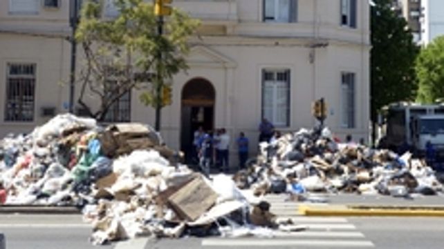 Suciedad en Pellegrini y Lagos.