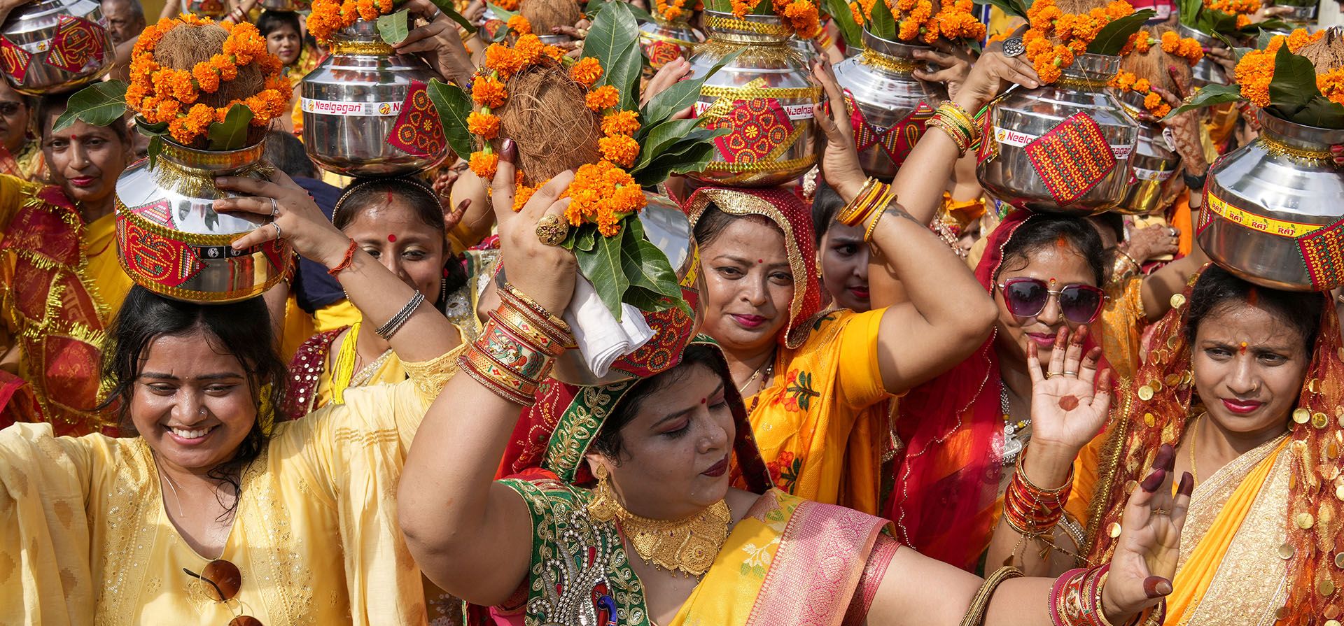 Mujeres hindúes cargan agua del río Ganges sobre sus cabezas y caminan en procesión mientras realizan un ritual en Prayagraj, estado norteño de Uttar Pradesh, India, el lunes 10 de octubre de 2022.