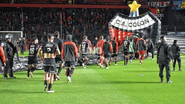 Colón no reacciona y aún no se salva del descenso: así está la tabla del grupo B Colón no reacciona y aún no se salva del descenso: así está la tabla del grupo B