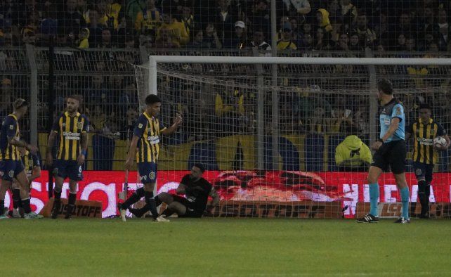 Los futbolistas de Central sufren el gol de Huracán