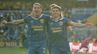 Malcorra ya convirtió y lo celebra junto a Copetti, que fue quien primero había tomado la pelota.
