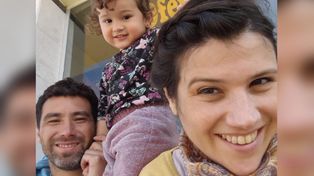 Urresti junto a su se&ntilde;ora Larisa y su hija Paloma, en su pueblo natal donde es entrenador.