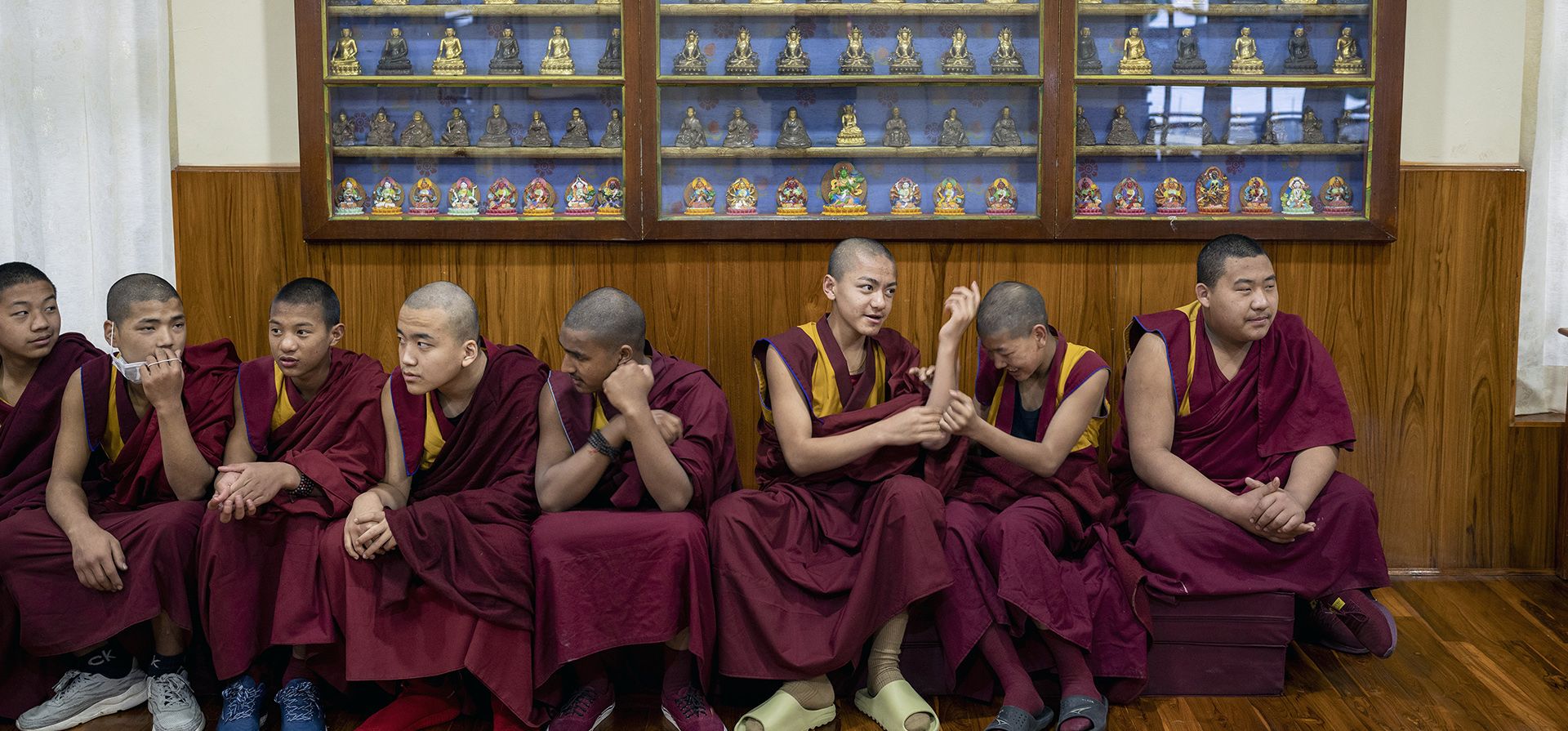Monjes budistas tibetanos en el exilio esperan para servir té y refrescos durante una sesión de oración temprano en la mañana para marcar el comienzo del Año de la Liebre de Agua en Dharamshala, India, el martes 21 de febrero de 2023. (Foto AP/Ashwini Bhatia)
