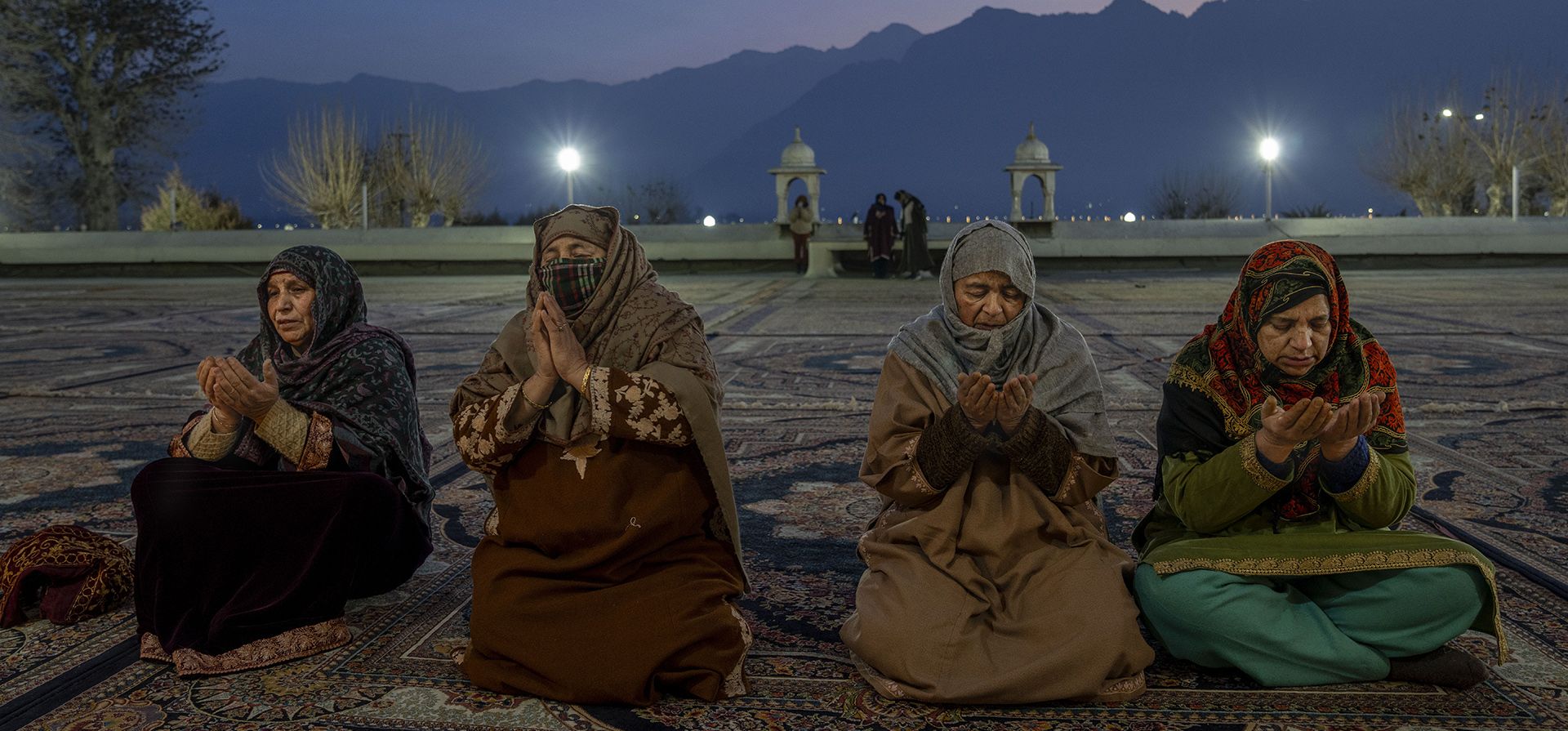 Mujeres musulmanas rezan frente al Santuario Hazratbal en Srinagar, Cachemira controlada por India, el viernes 16 de febrero de 2024, mientras esperan que el sacerdote principal muestre una reliquia que se cree que es un cabello de la barba del profeta Mahoma, siguiendo la tradición islámica. (Foto AP/Dar Yasin) Mujeres musulmanas rezan frente al Santuario Hazratbal en Srinagar, Cachemira controlada por India, el viernes 16 de febrero de 2024, mientras esperan que el sacerdote principal muestre una reliquia que se cree que es un cabello de la barba del profeta Mahoma, siguiendo la tradición islámica. (Foto AP/Dar Yasin)
