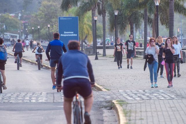En bici y caminando.&nbsp;