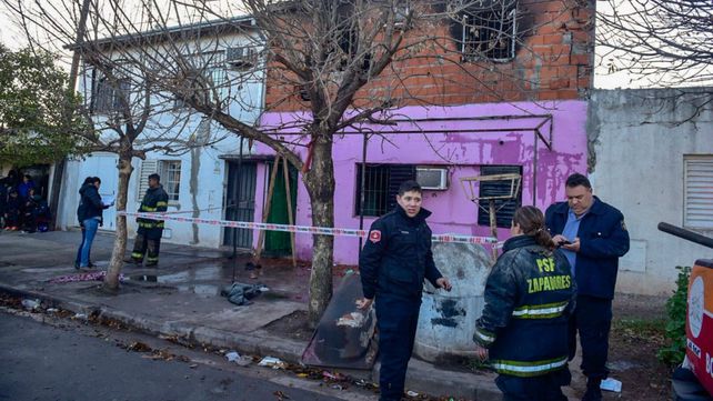Bomberos y policías trabajan esta mañana en el lugar de la tragedia.&nbsp;