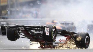 El Alfa Romeo del chino Zhou se arrastra por el pavimento, con la cabeza protegida por el halo. Milagro en Silverstone.