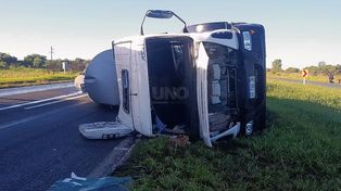 Por más de dos horas la autopista estuvo cortada por un camión volcado