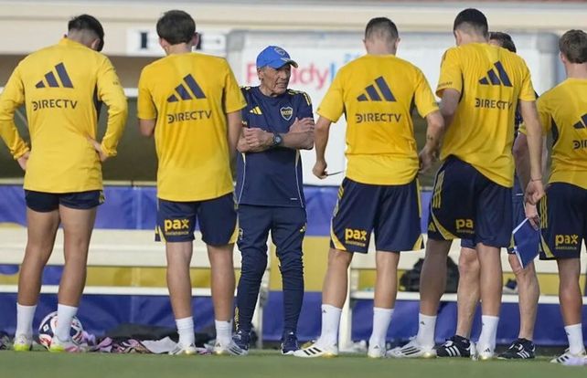 Miguel Russo junto a los jugadores de Boca. Al DT no le cayó bien la reacción de Palacios en el Gigante.