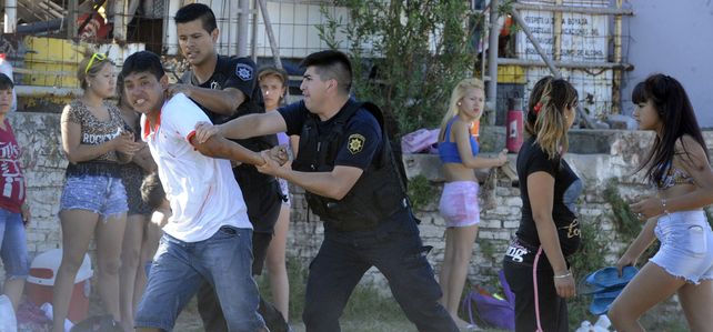 Agentes policiales se llevaron detenido a un joven que había protagonizado un incidente sobre la arena