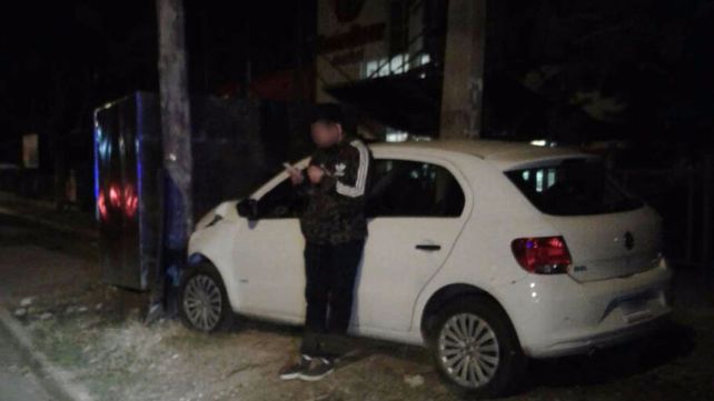 Paraná: Se subió a la vereda y chocó una columna de madera