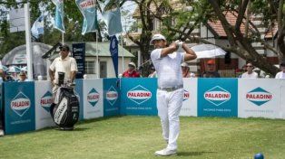 Fabián Gómez impacta en la salida de uno de los 18 hoyos del Rosario Golf. El chaqueño fue el mejor y se llevó el título.