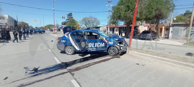 Villa Gobernador Gálvez. Estado en que quedó el móvil policial que en octubre de 2023 atropelló y mató Pablo Sánchez, un cadete de 34 años que circulaba por el lugar. Villa Gobernador Gálvez. Estado en que quedó el móvil policial que en octubre de 2023 atropelló y mató Pablo Sánchez, un cadete de 34 años que circulaba por el lugar.