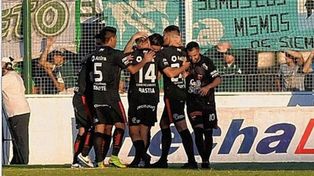 Colón con Bernardi en el equipo, goleó a Sarmiento por 4-0 en abril de 2017.