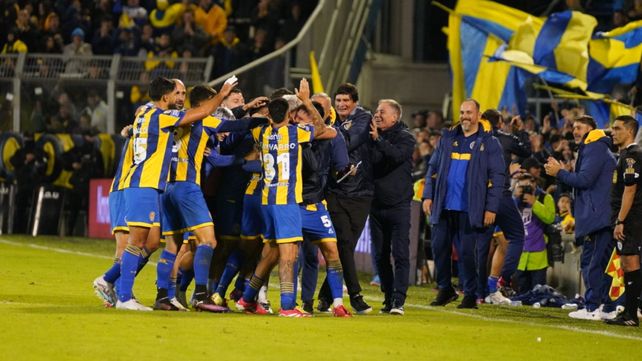 La alegría de todo Central por el gol de Enzo Copetti