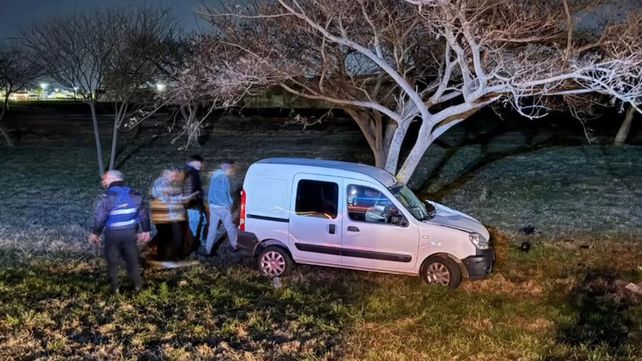 Tres personas viajaban en un utilitario cuando el conductor perdió el control del rodado