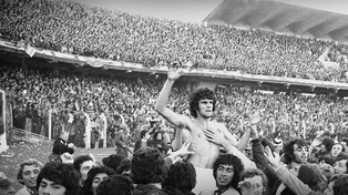 Mario Zanabría, ícono de Newells, es llevado en andas tras el título del Metro 1974 en Arroyito ante Central