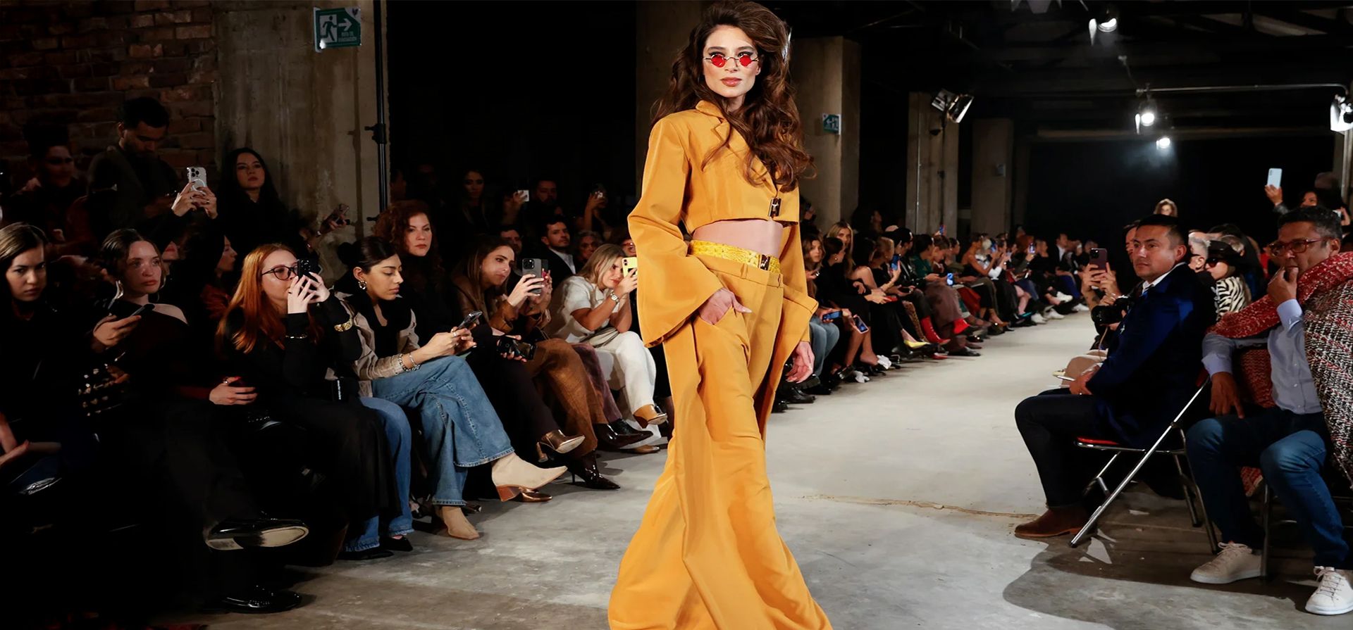 Una modelo presenta creaciones del diseñador colombiano Jorge Duque, de su colección Cabinet of Latin Curiosities, Bogotá, Colombia. Fotografía: Mauricio Dueñas Castañeda/EPA Una modelo presenta creaciones del diseñador colombiano Jorge Duque, de su colección Cabinet of Latin Curiosities, Bogotá, Colombia. Fotografía: Mauricio Dueñas Castañeda/EPA