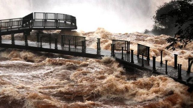 El impresionante caudal de agua que baja de Brasil obligó a cerrar la pasarela de la Garganta del Diablo.&nbsp;
