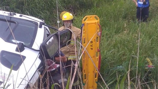 Ruta 12: volcó un camión y el conductor quedó atrapado